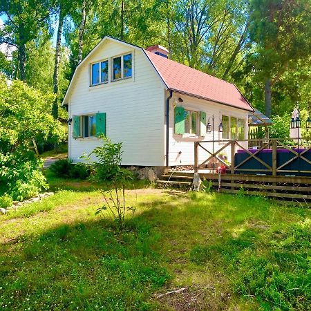 Charmig Stuga Av Rustik Stil I Stockholms Omrade Extérieur photo